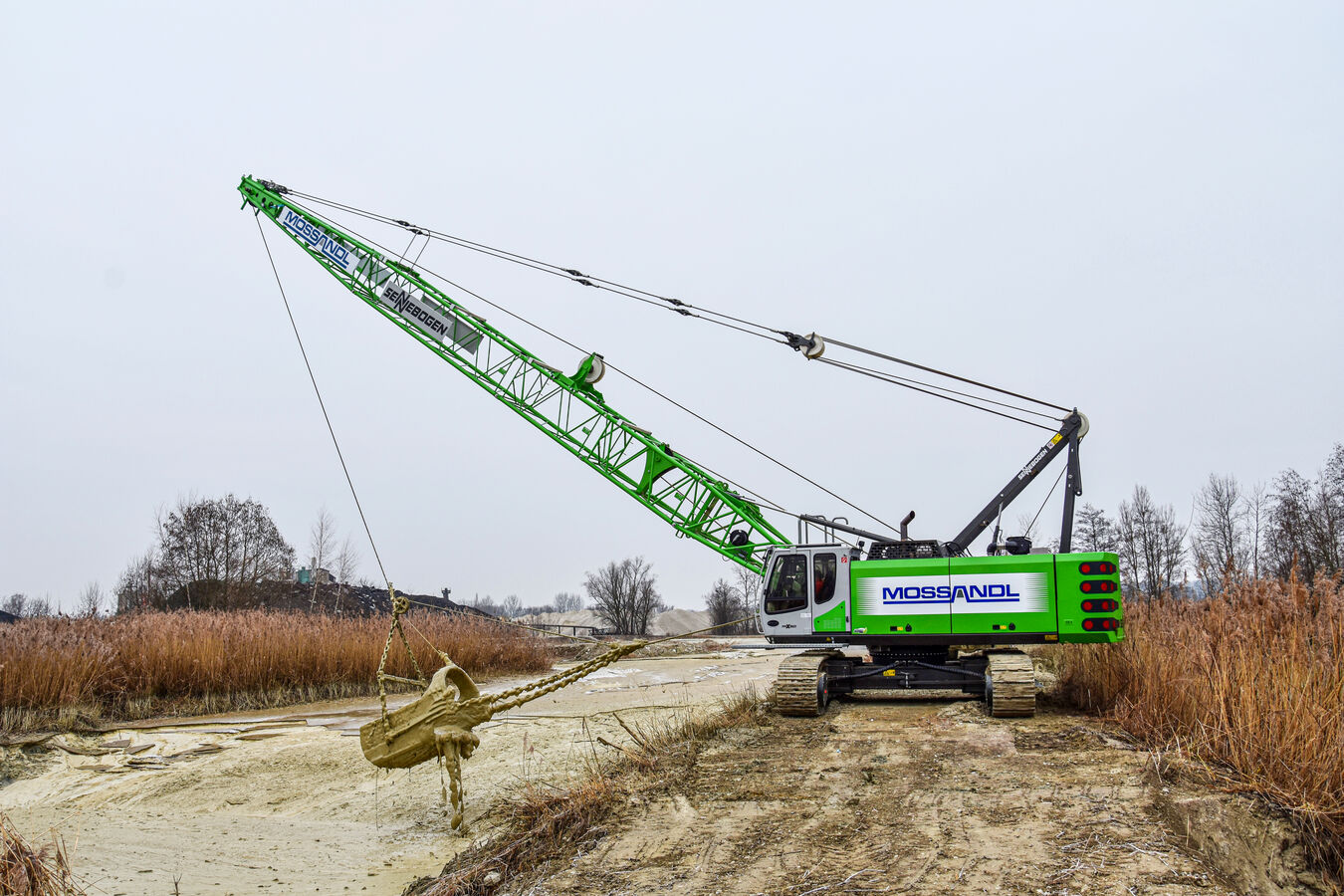 The 655E HD crane is equipped with a Hendrix drag bucket