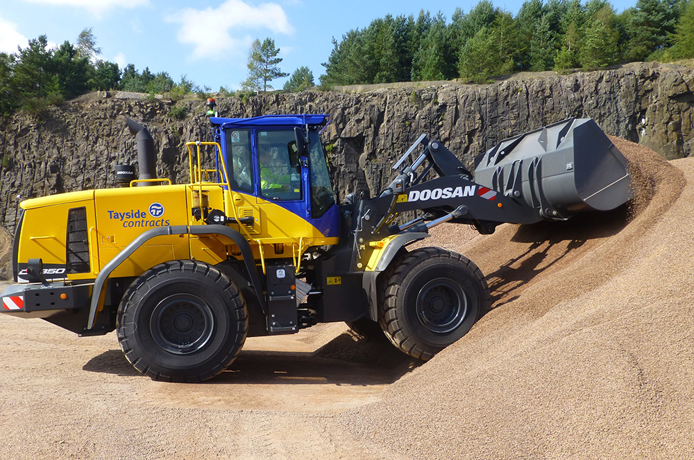  Tayside Contracts’ new DL350-5 wheeled loader in operation