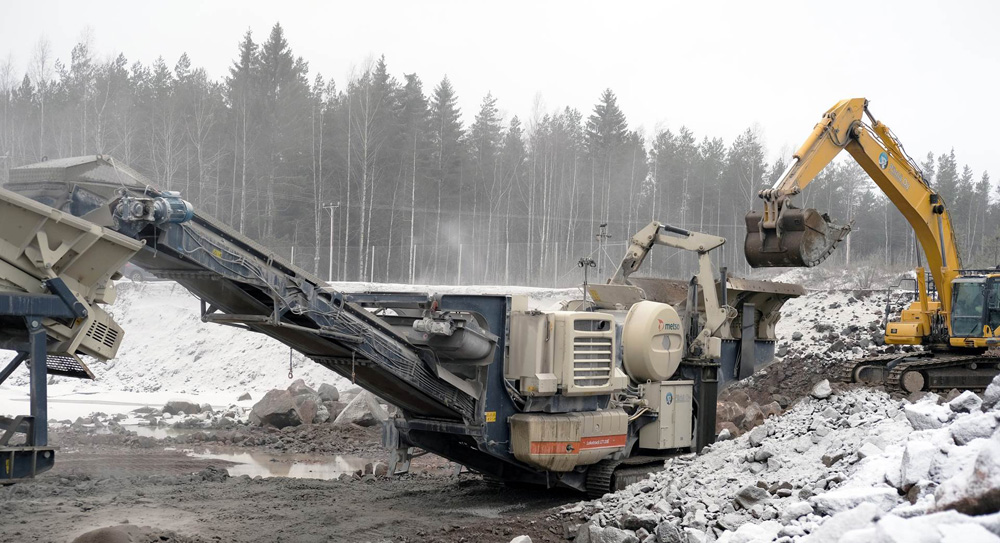 Pärhä Oy’s primary crushing is done by the diesel-powered/electrical Lokotrack LT120 jaw crusher
