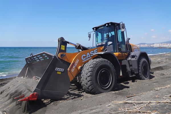 The 821G loader clearing up debris on the beach of the Sarno river