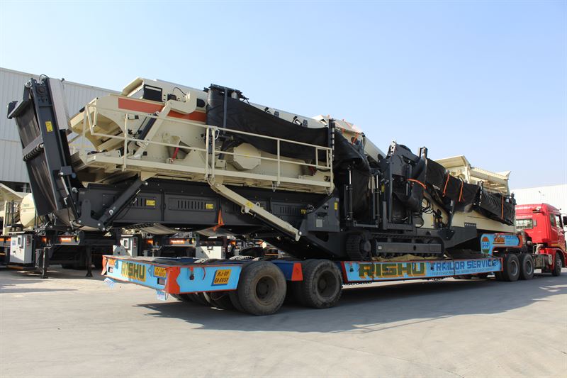 One of two Metso Outotec-donated Lokotrack ST4.8 mobile screens leaving the factory for Beirut in October 2020