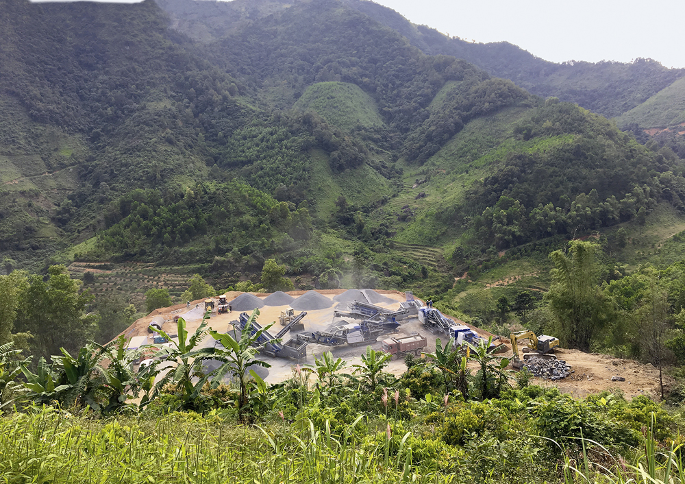 Five interlinked plant – three crushing and two screening units – are processing basalt for National Route 1A motorway works in Vietnam