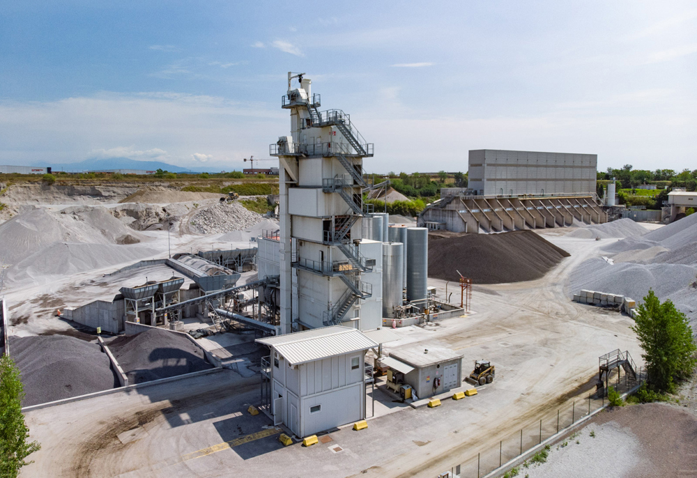 The Montichiari (Brescia) operation is a new high-performance quarry plant that is designed to produce large quantities of high-quality sized aggregate