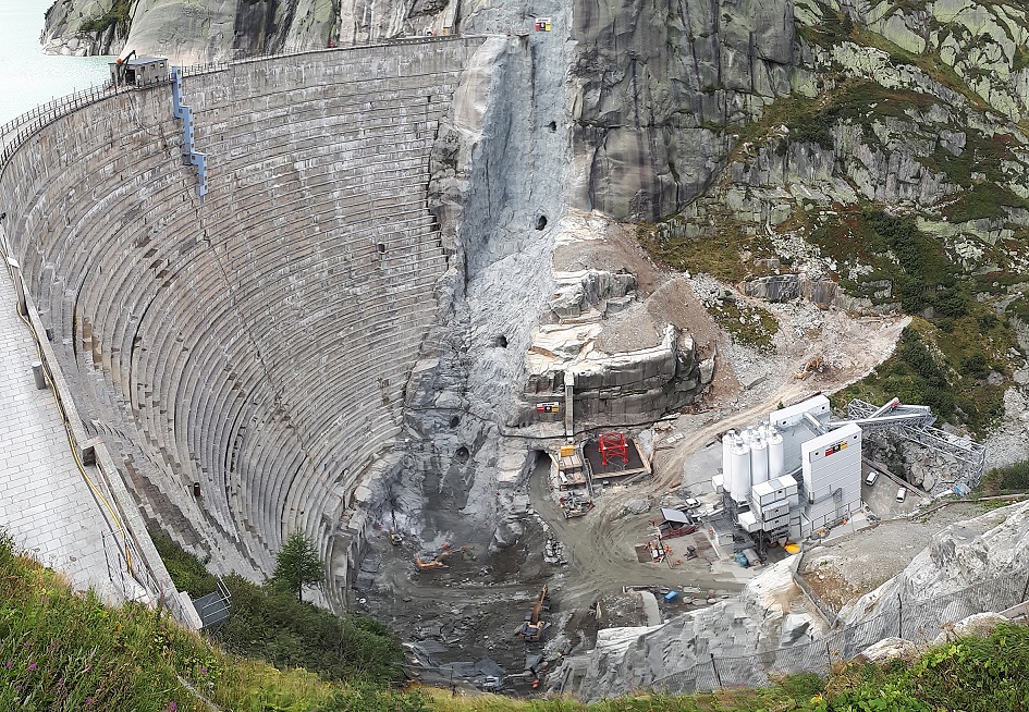 A new arch dam is being built in front of the existing Spitallamm dam that dates from 1930
