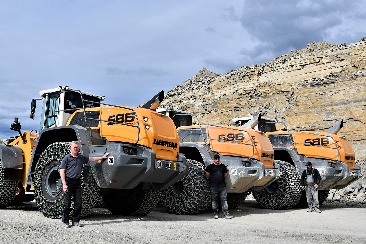 The handover ceremony for Rinsche's latest L 586 XPower wheeled loader