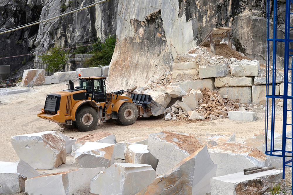 BKT’s new EARTHMAX SR 51 L-5 is designed for wheeled loaders in highly abrasive rock quarries