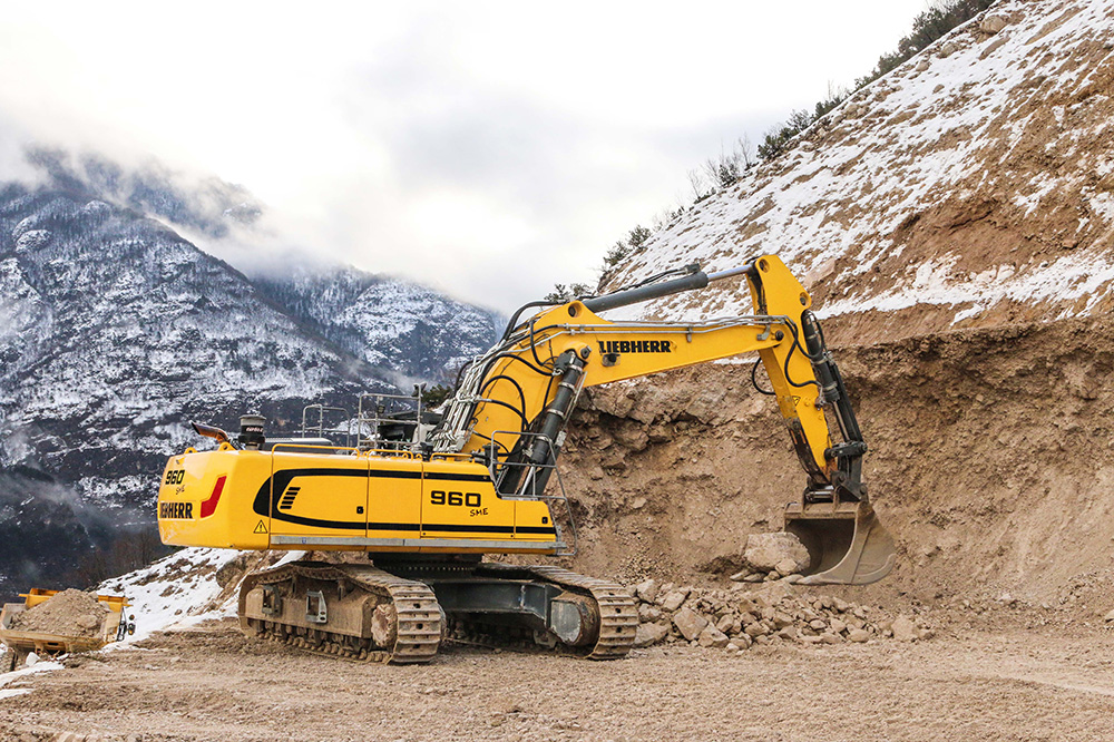The R 960 SME excavator is suitable for quarrying applications