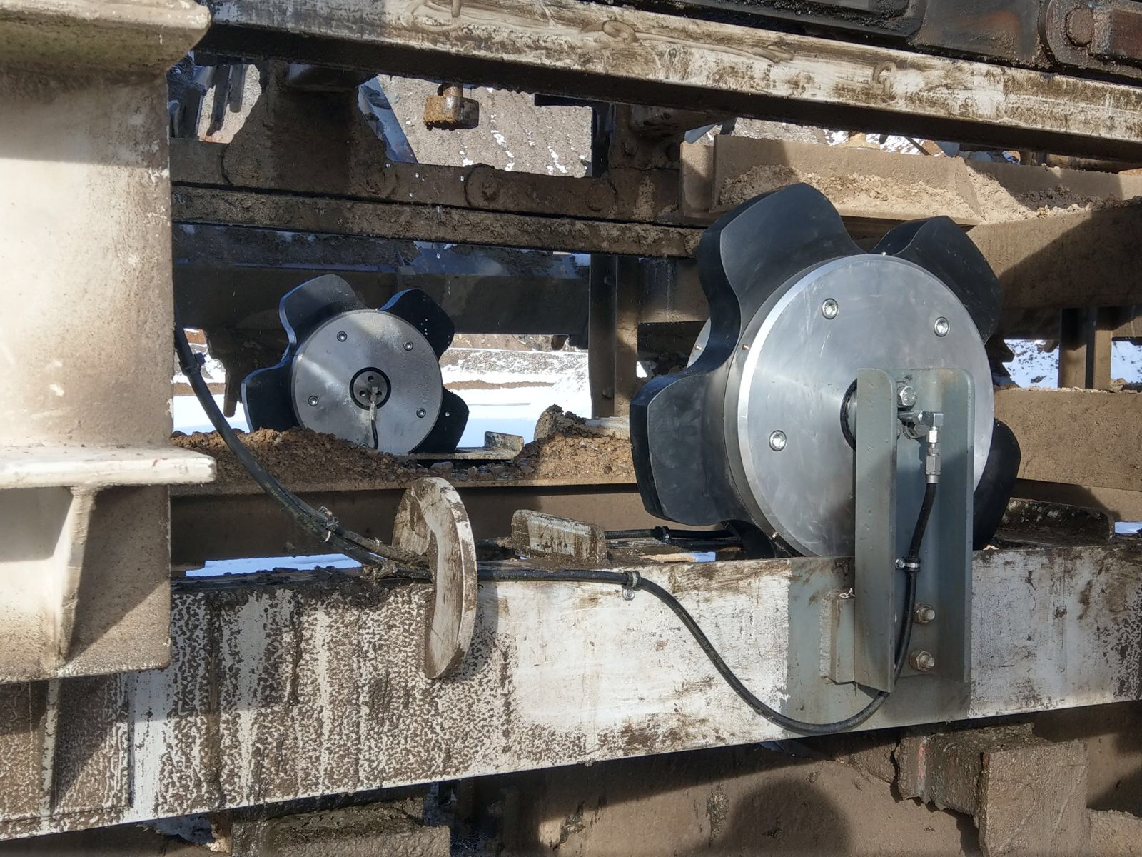 The system features specially designed sprockets to deliver lubricant directly to the pivot points on the chain links where it is needed