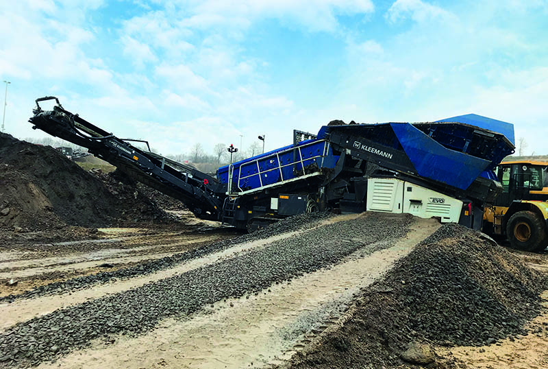 The MOBISCREEN MSS 802i EVO plant at Ernst Krebs & Co.'s gravel quarry in Neumünster