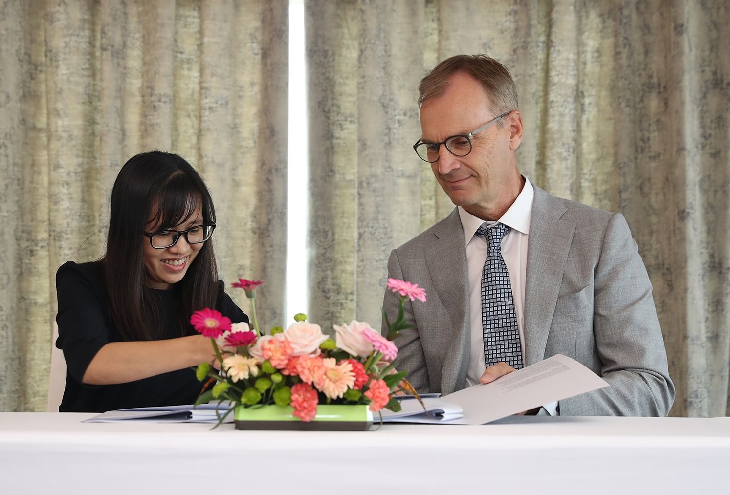 Luyen Nguyen (left), CEO and owner of Trung Hieu, signs the agreement with Betolar head of Asia Juha Pinomaa