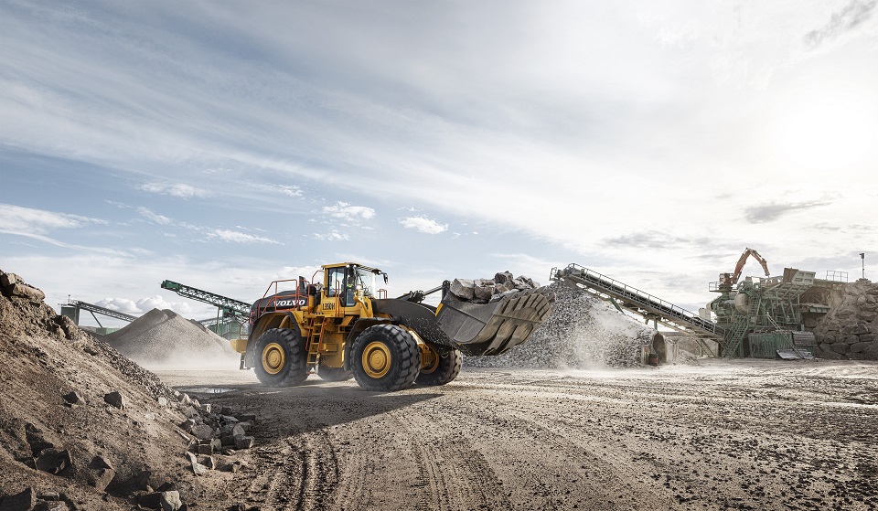 The new L350H features increased hydraulic working pressure that allows for 10% faster work cycles