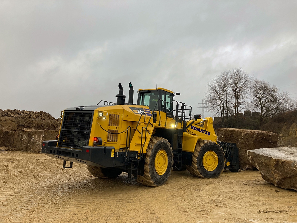 The Komatsu WA600-8 in its stone handling specification perfectly adapts to the special requirements of this application.