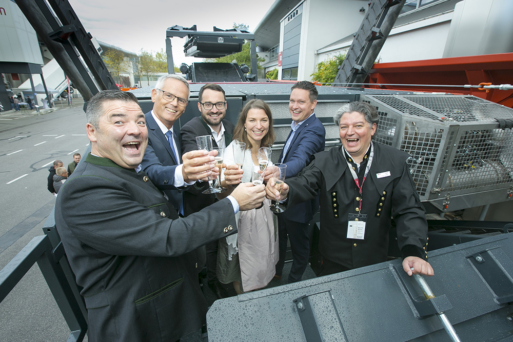 Celebrating the launch of SBM’s AI-based REMAX 600 mobile impact crusher