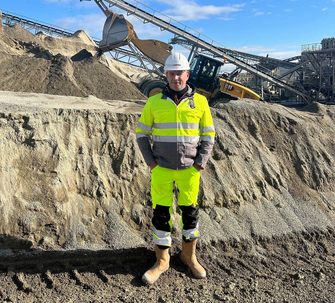 David Suppliciau, chief of projects for GESA’s parent company, Gestrag, with the Cat 982 XE at work behind him