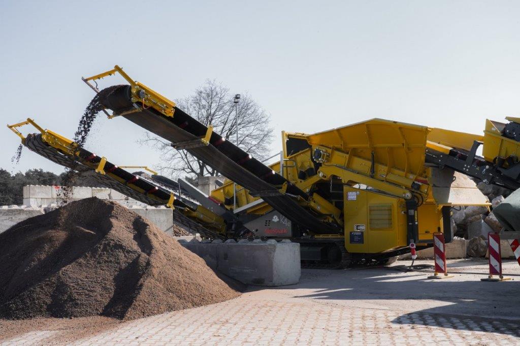  Büscher's Keestrack K4e ZERO screen is connected to the plug out functionality of the R3e ZERO impact crusher. The complete production train is powered by sustainable solar energy.