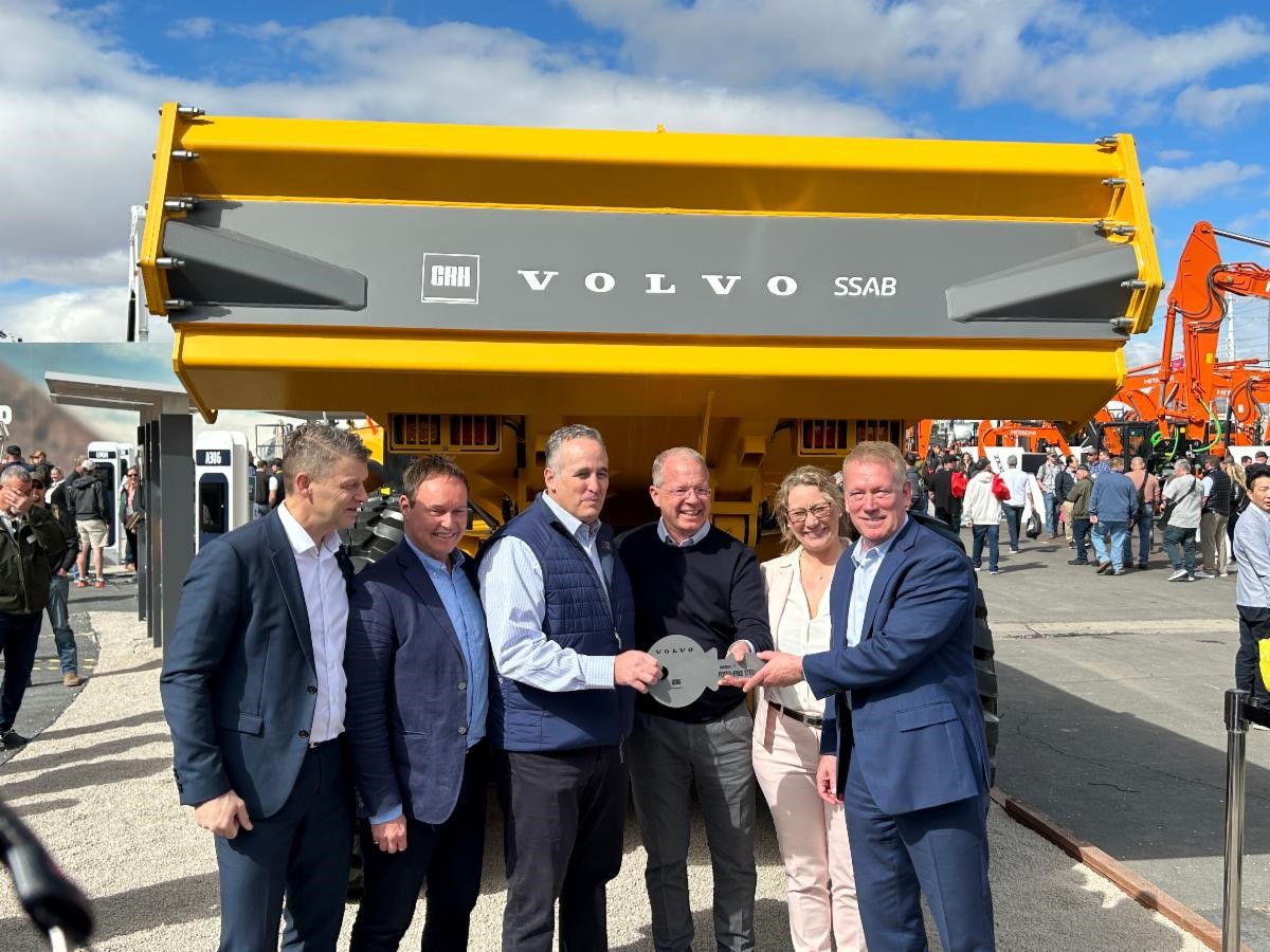 The first articulated hauler made from fossil-free steel in America was handed over to Volvo CE customer CRH at CONEXPO