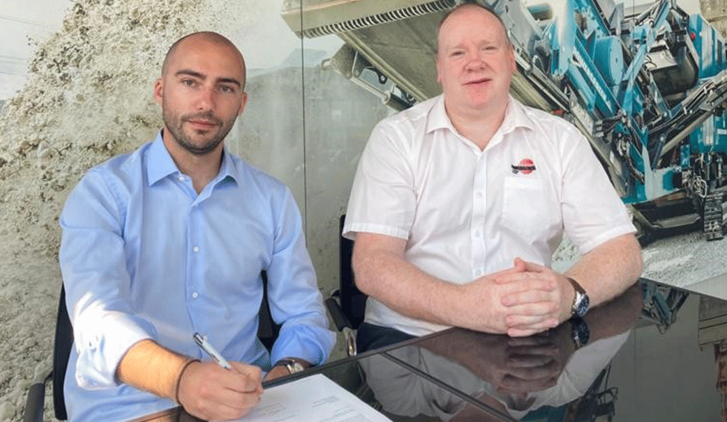 Impianti MD Fabio Orini (left) with Powerscreen regional sales manager Mark Ferguson