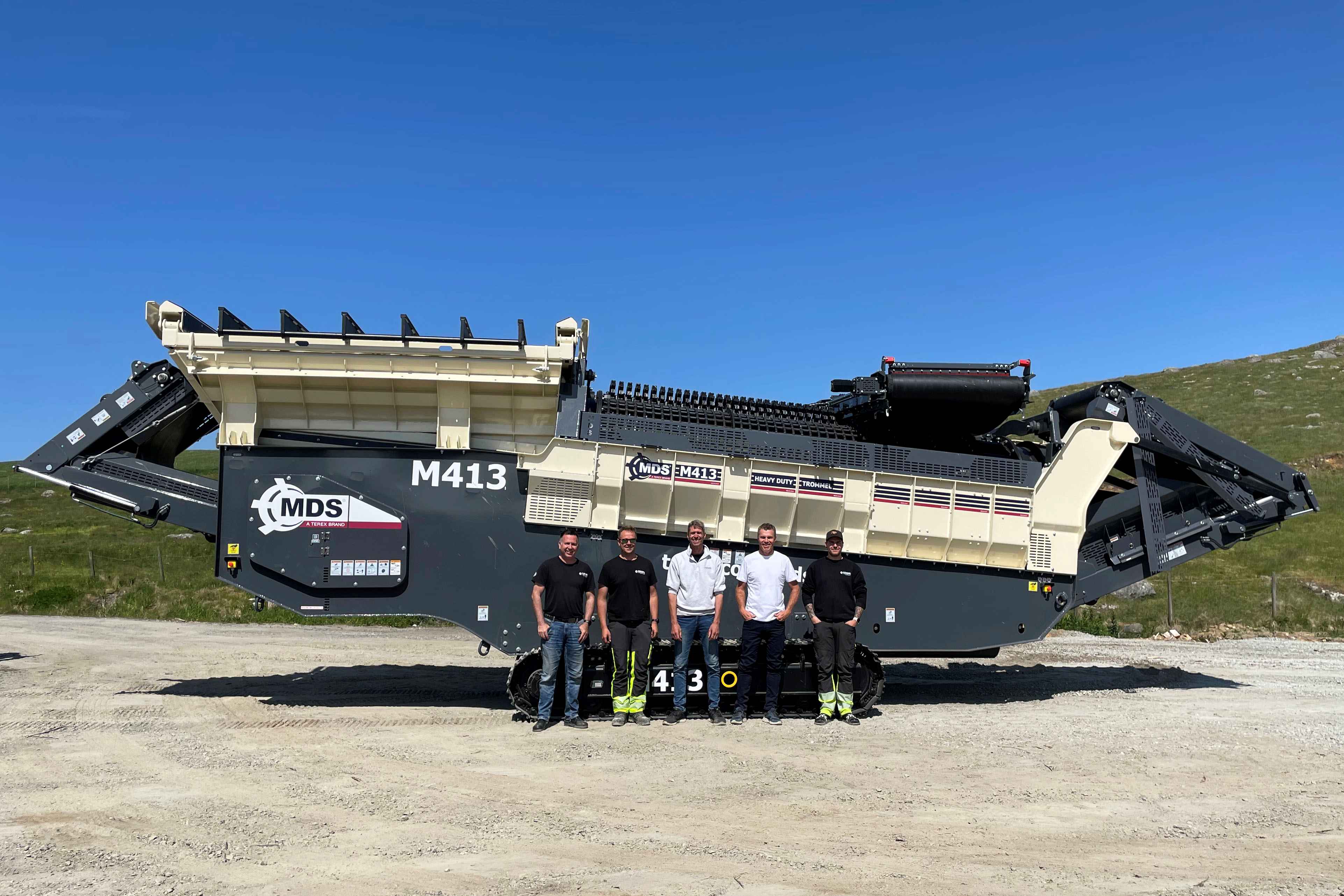 The Mineralteknikk team with their new MDS M413 mobile track trommel