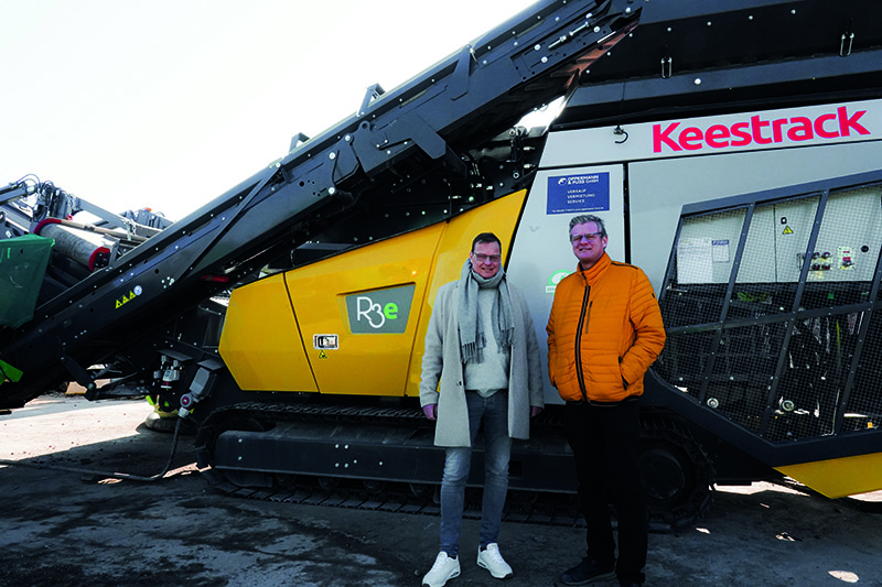 Wolfgang & Hans-Jürgen Büscher in front of the full electric plug-in R3e ZERO impact crusher | Pic: Keestack- Büscher