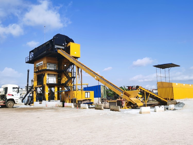 The Lintec CSD2500B containerised asphalt mixing plant is playing a crucial role in facilitating vital asphalt production for a high-priority highway project in Abidjan, Côte d'Ivoire