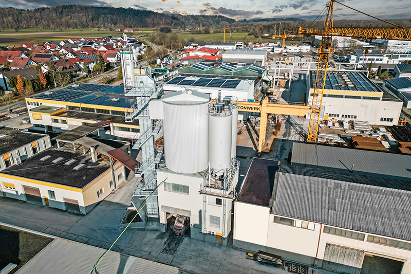 The Liebherr Betomat 3 mixing plant with ring-pan mixer supplies sophisticated concrete types