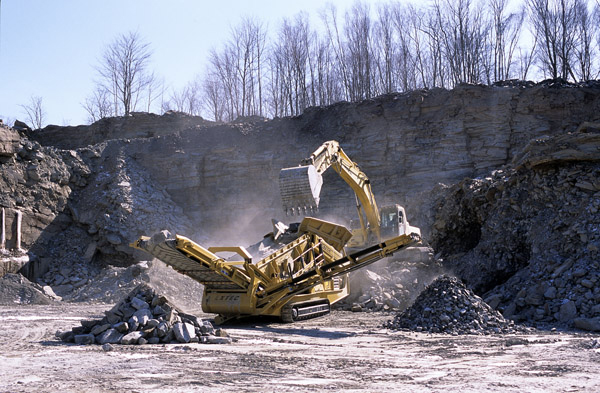 Fercav's quarry working with machinery