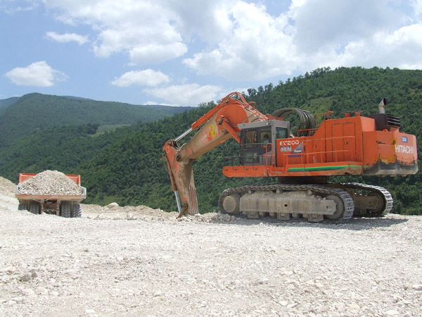 Hitachi EX1200 digging in Edilcalce quarry 
