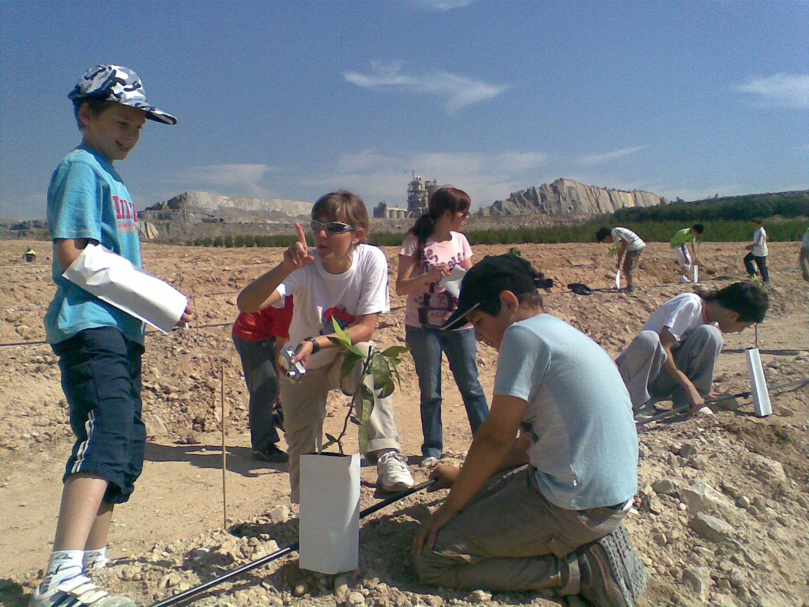 children planting trees in Alicante with Cemex