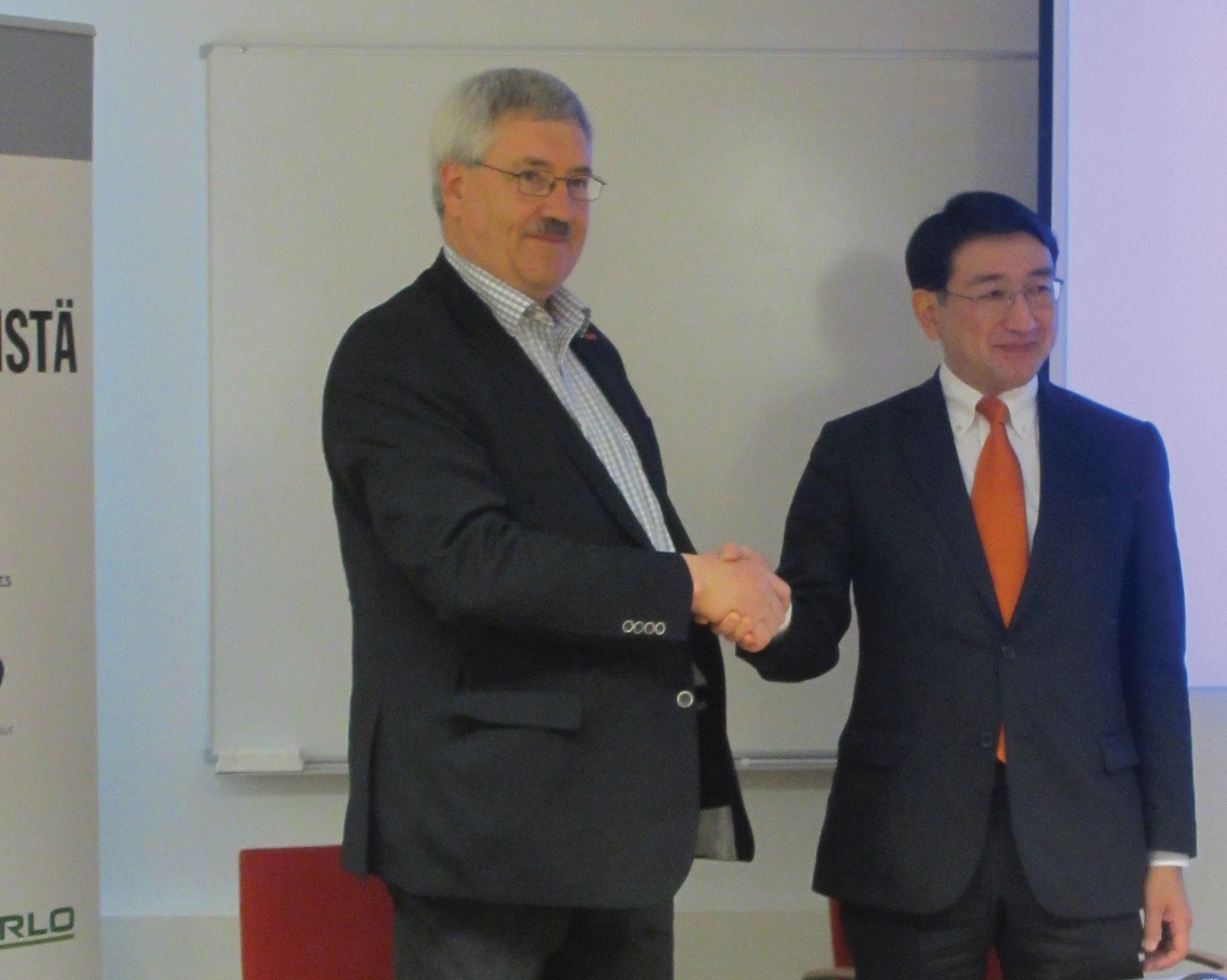 Thomas Åhman (left) with HCME President Moriaki Kadoya 