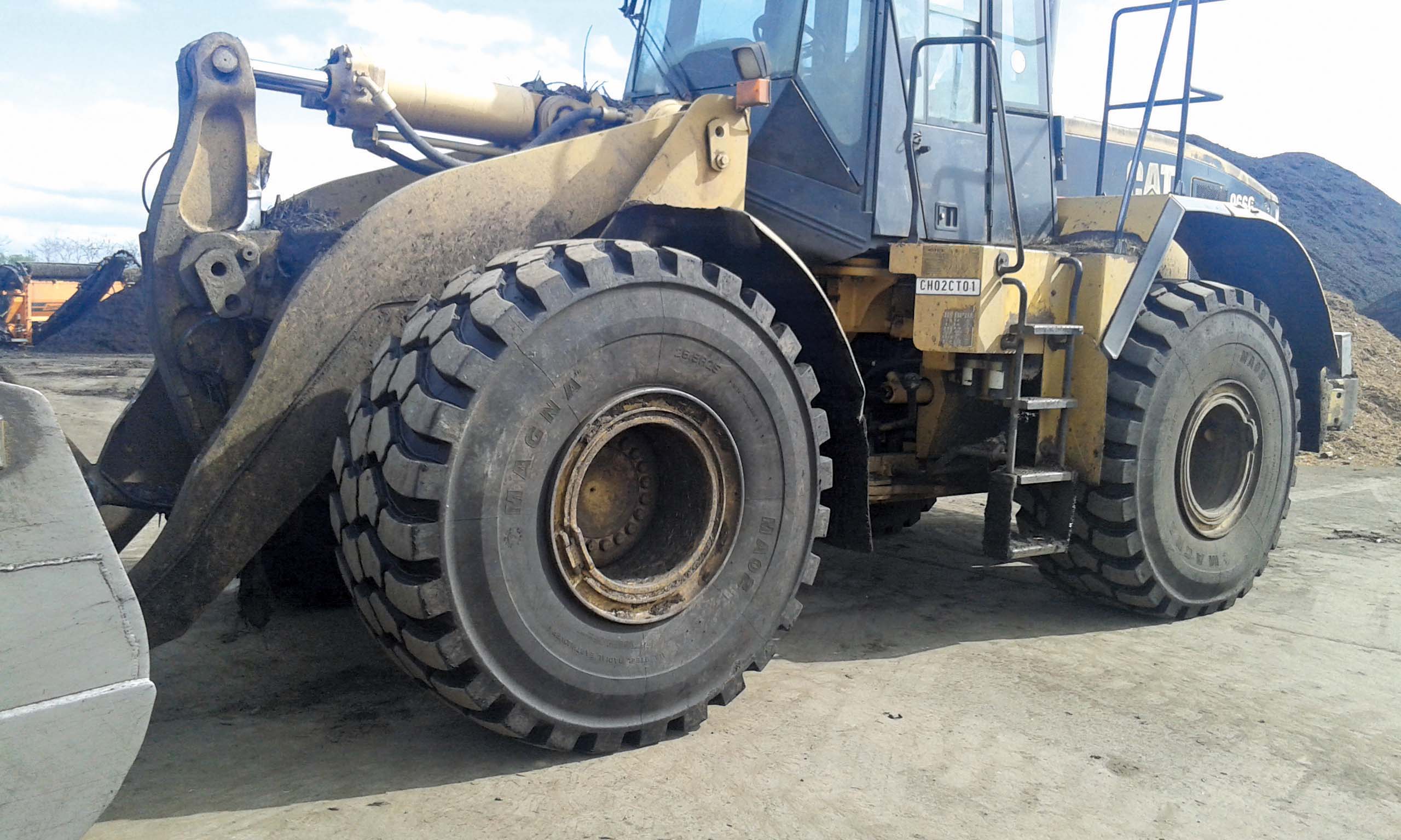 Caterpillar wheeled loader with Magna 26.5R25 MA02 tyres