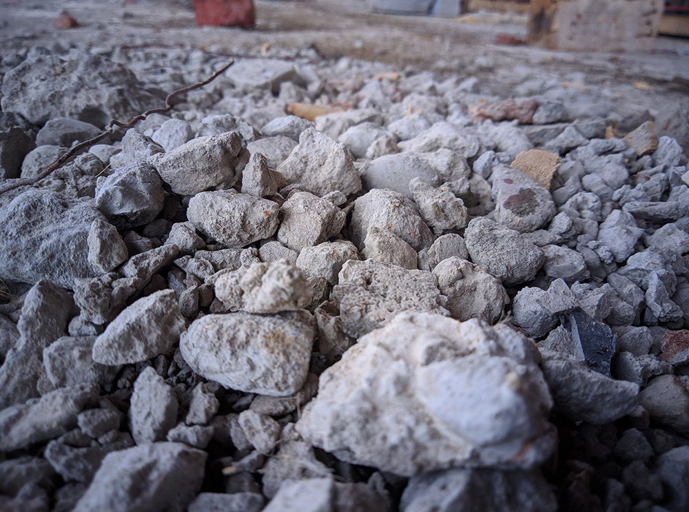 Coarse aggregates covered with cement and dust Pic: Arvind Verma – Dreamstime.com