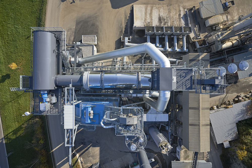 An aerial view of Knäble Straßenbau’s Benninghoven BA RPP 4000 asphalt plant