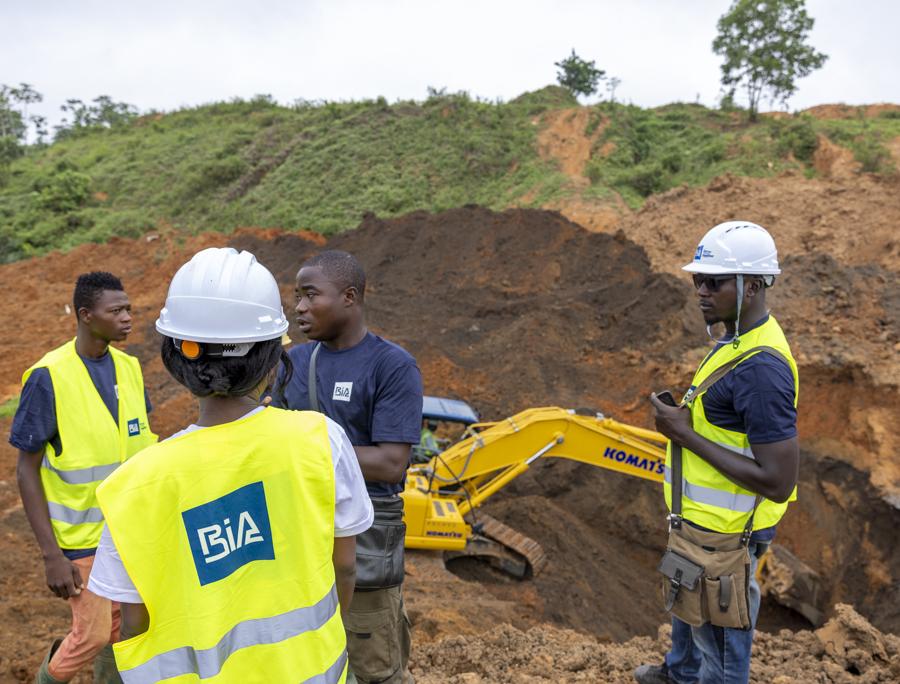 BIA Africa workers using Komatsu machines on a mine site. Pic: Komatsu