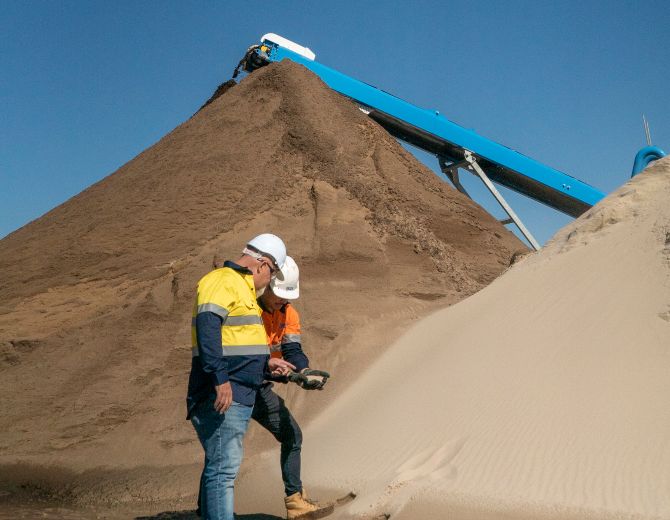 Using the CDE technology Burdett’s is now producing both fine sand and a blend of coarse sand. Image: CDE