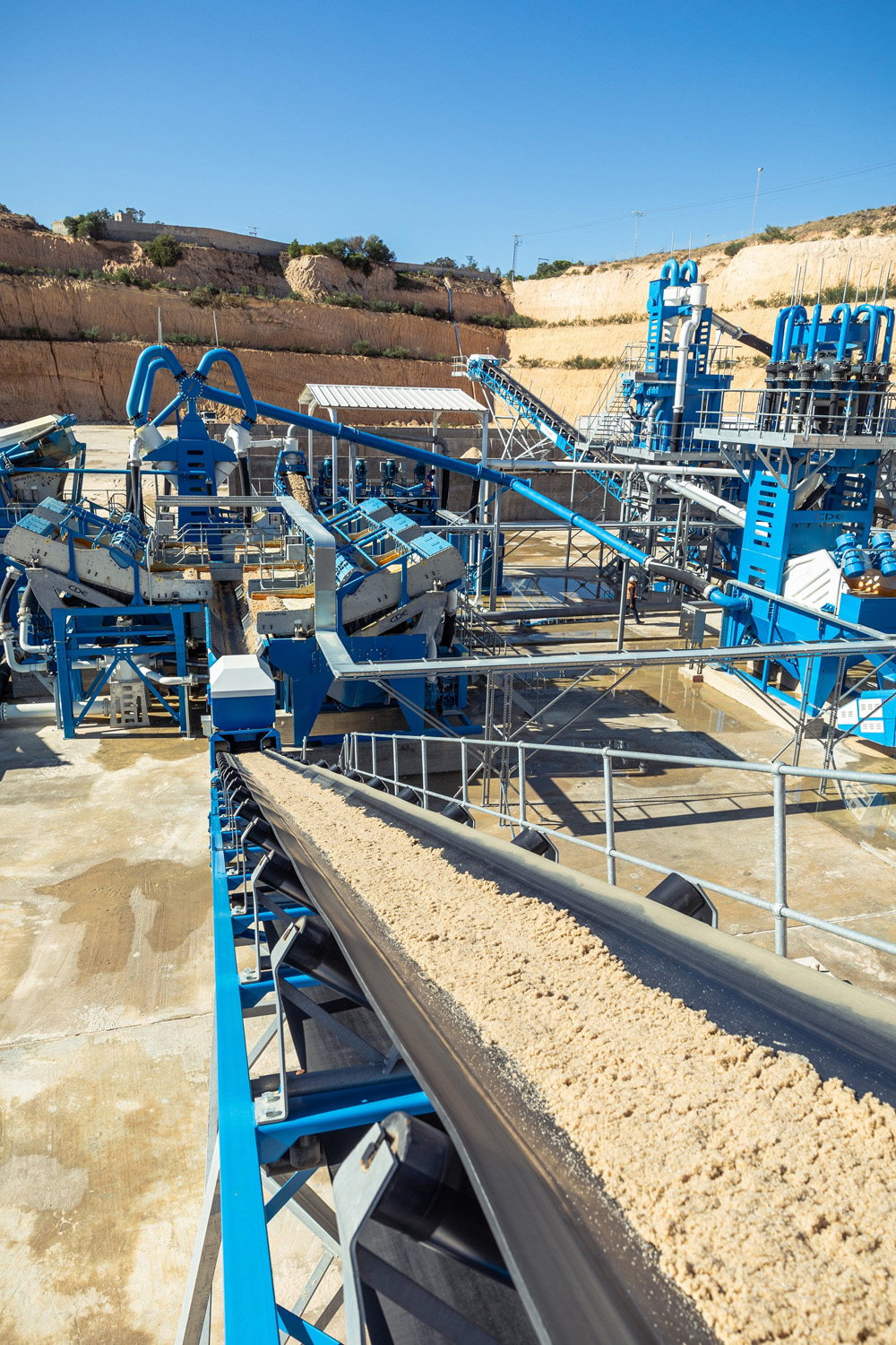 Sand being conveyed on SOMEVAM’s CDE washing plant at its Oueslatia sand quarry 