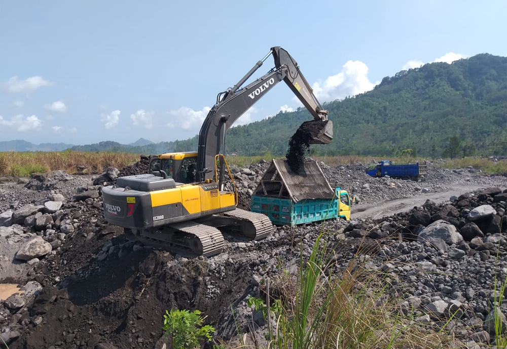 A Volvo CE EC200D crawler excavator at work at a CV Putra Kartini’s sand quarry in East Java