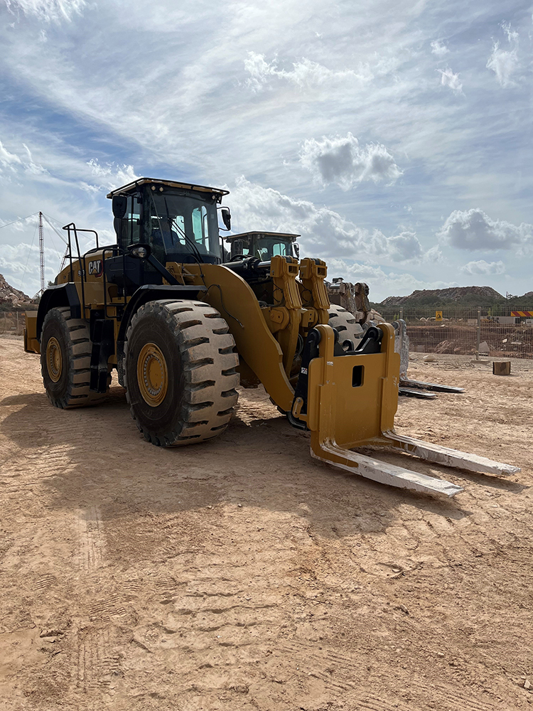 The 30-tonne class Cat 980BH is equipped with a powerful Cat C13 313kW EU Stage V engine