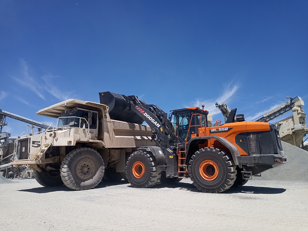 OFS’ new Doosan DL550-7 wheeled loader at work at San Felices quarry