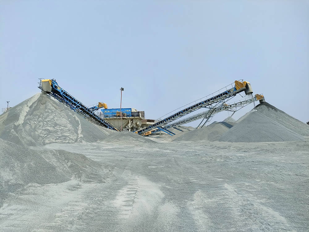 Situated on the outskirts of Bloemfontein, Bloemspruit Quarry is endowed with a high-quality, sought-after dolorite rock. The operation produces all aggregate sizes, including crusher dust, washed super sand, 7mm, 10mm, 14mm and 20mm road and concrete stone