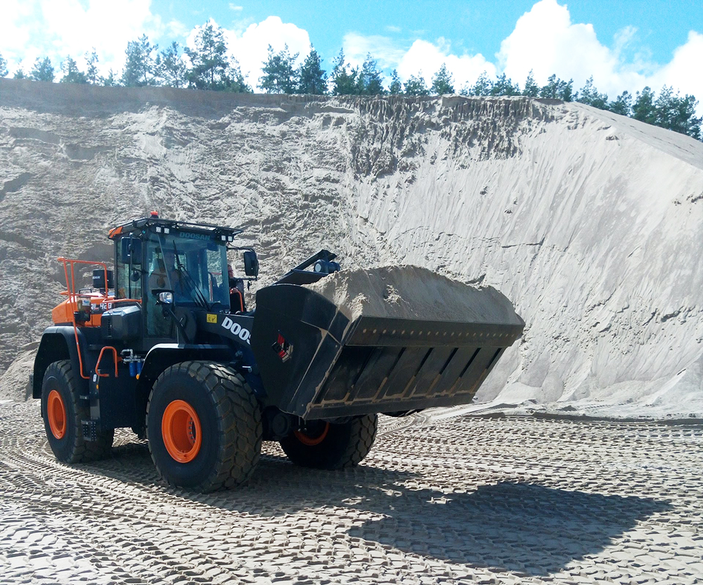 The Wroński Group’s purchase of a new-generation Doosan DL420-7 wheeled loader was strongly influenced by the performance of its existing Doosan DL420-5 wheeled loader