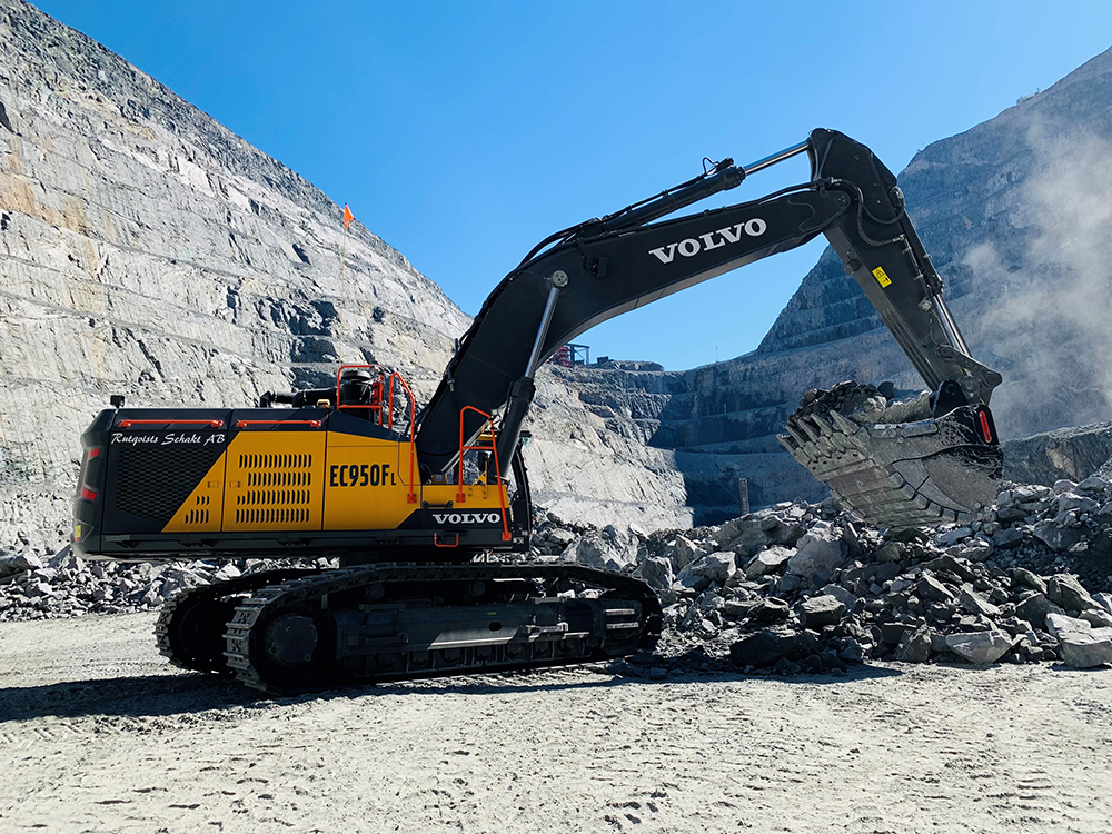 Many Nordic quarry operators have a team of excavators, loaders and mobile crushers that they move around to their various quarry sites