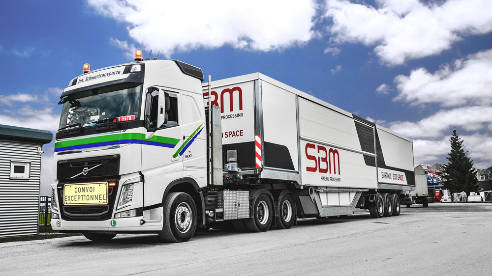 An SBM Mineral Processing lorry that transports the new EUROMIX 3300 SPACE mobile mixing plant