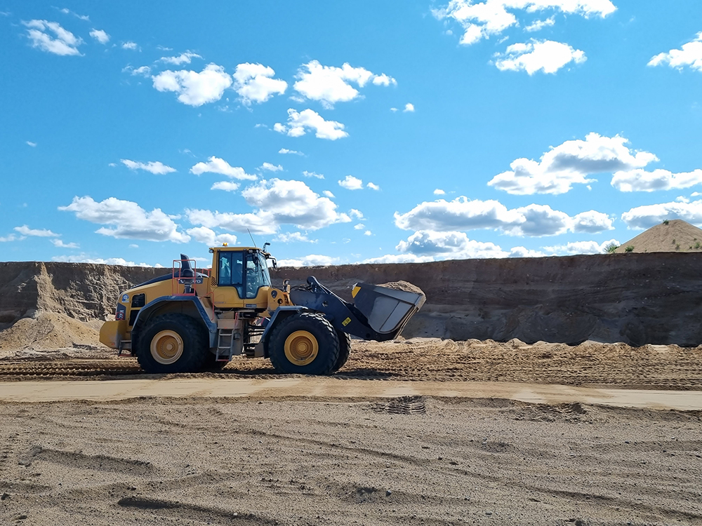 Two Volvo H-series wheeled loaders are a vital part of AS Silikaat’s production machine range