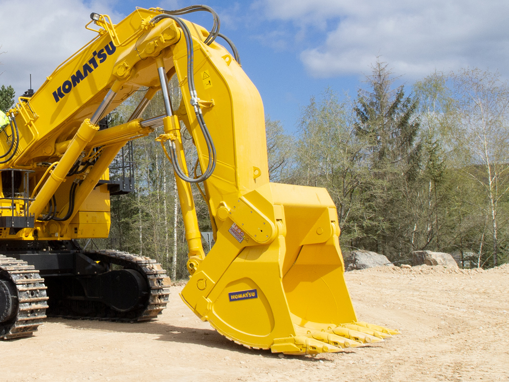 The bucket for this PC1250-11 was custom-designed by Komatsu for Lhoist's specific application and operating conditions.