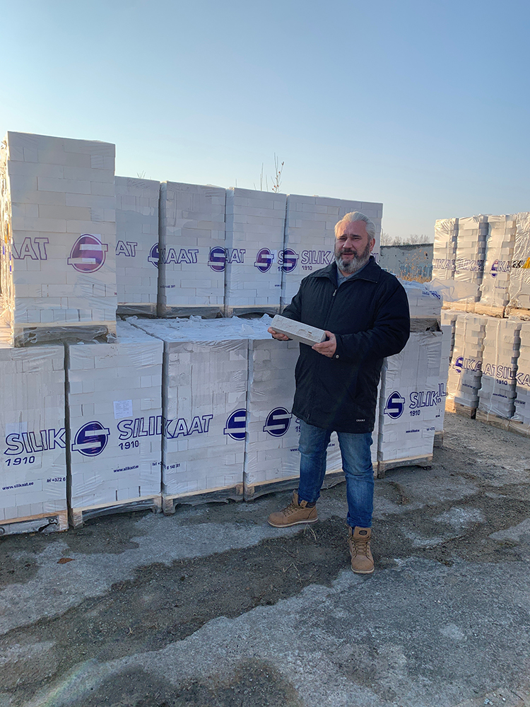 Hardi Heinmann in front of some of AS Silikaat’s construction materials