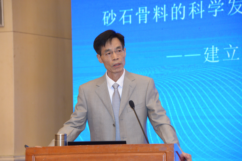 Hu Youyi, president of China Aggregates Association, giving he keynote speech