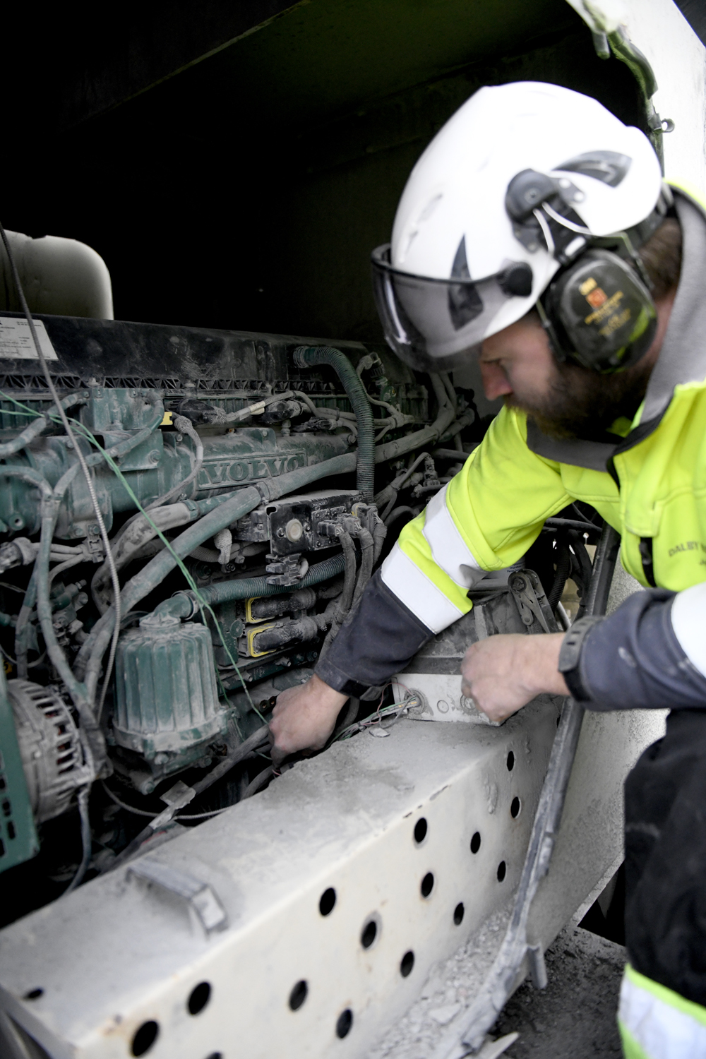 Jesper Sundström checks the D13 Stage V Volvo Penta engine on Dalby Maskin’s Metso Lokotrack mobile crusher