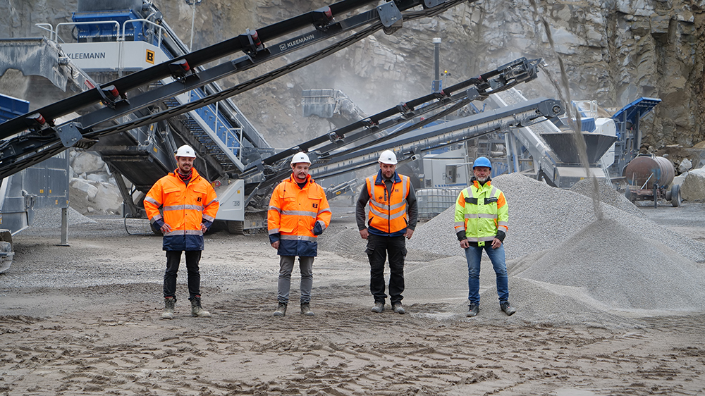 The team from Berger Bau (from left to right: David Göttlich, manager of the quarry in Schlag, Markus Penz, plant engineer and plant operator and machinist Josef Dankesreiter) during the handover of the PRO plant by Andreas Wagner, Kleemann special consultant from Wirtgen Germany