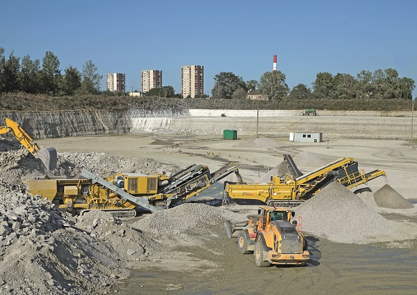 Keestrack R6e and C6e plant at work on a quarry site