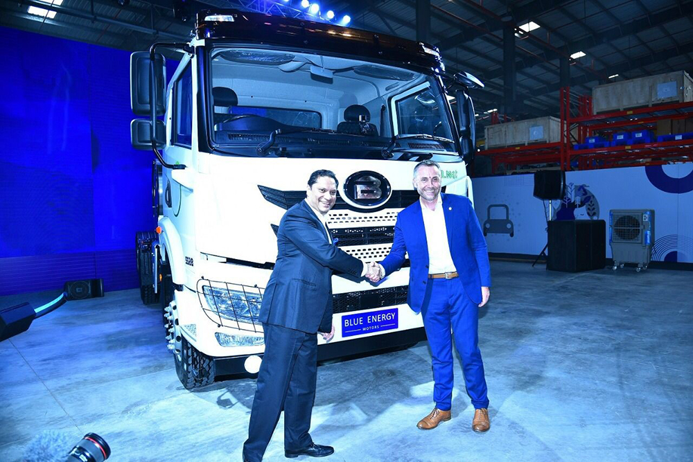 Anirudh Bhuwalka (left), CEO of Blue Energy Motors, and Gerrit Marx, CEO of Iveco Group, launching Blue Energy Motors’ 5528 4x2 LNG truck at the company’s Pune facility